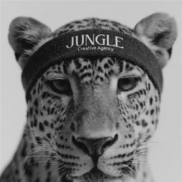 Leopardo con una cinta de pelo de Jungle Creative Agency, en blanco y negro